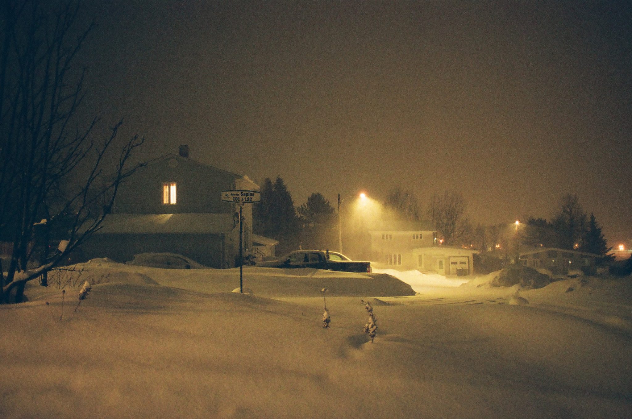 Visages-regionaux-Lebel-sur-Quevillon_Ville-de-pluie-nuit-1