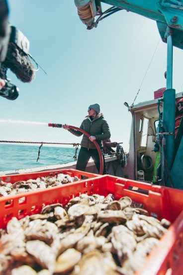 Marie-Eve de Visages régionaux à la pêche aux huîtres avec William et Benoît de la ferme maricole du Grand Large, dans Avignon, Gaspésie