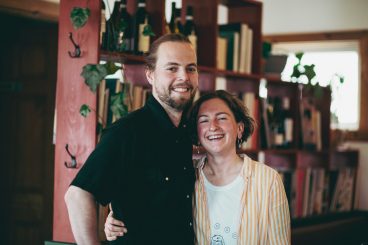 Les propriétaires du restaurant Chez Renard, aux Îles-de-la-Madeleine, par Visages régionaux