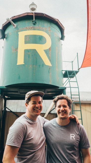 Mathieu et Hugo, copropriétaires de la microbrasserie Robin-bière naturelle